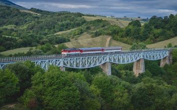 Z-Presova-do-Stakcina-prechadza-letny-vlak-cez-Hanusovsky-Viadukt-1536x960men